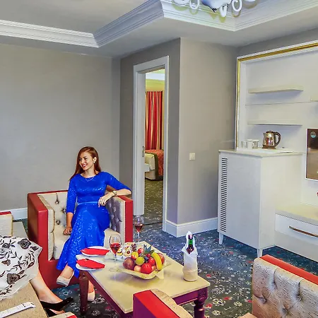 Royal Taj Mahal 5* Side