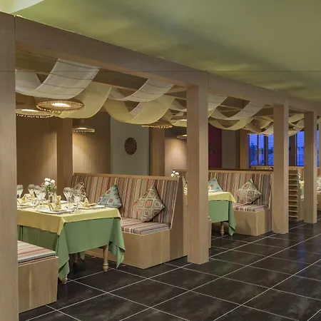 Royal Taj Mahal Hotel 5*